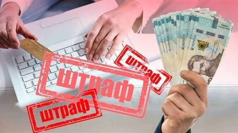 У Нетішині оштрафували жінку, яка викидала з балкона своєї квартири сміття. Яку суму стягнуто?