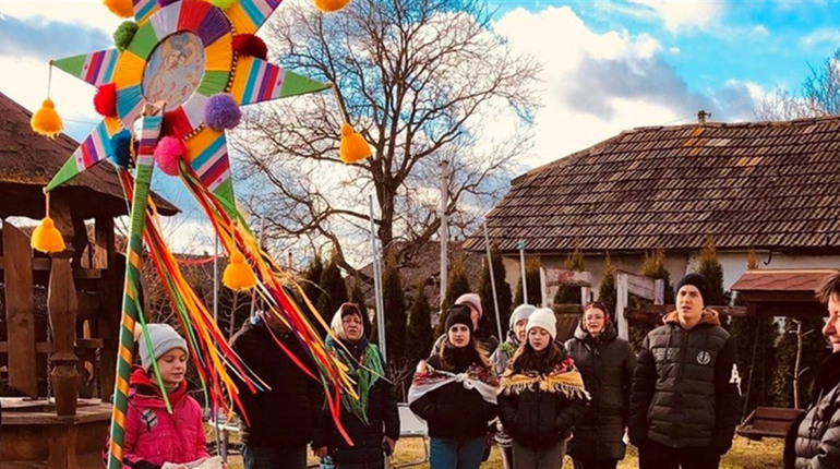 Понад 75 тисяч гривень назбирали колядники з Великояромирського ліцею для захисників-односельців