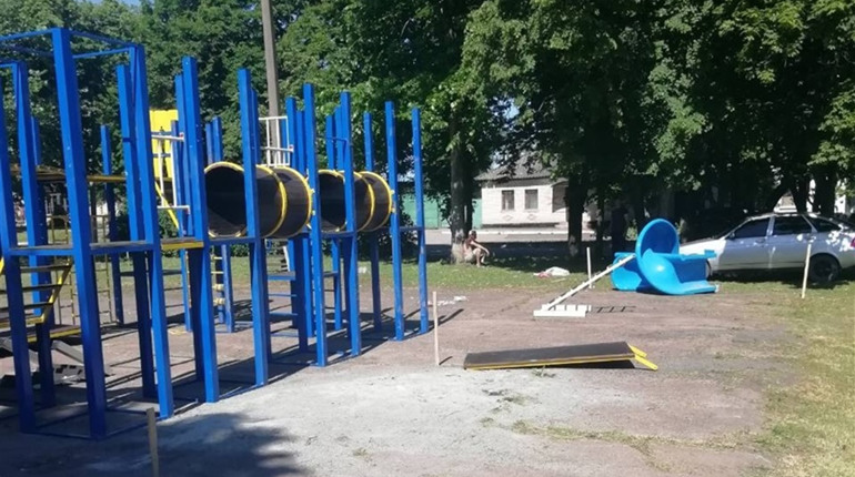 У Білопіллі встановлюють новий дитячий майданчик
