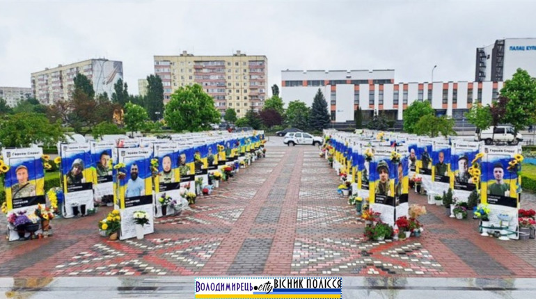 У Вараші жінка викрала квіти з алеї загиблих Героїв: поліція склала адмінпротокол