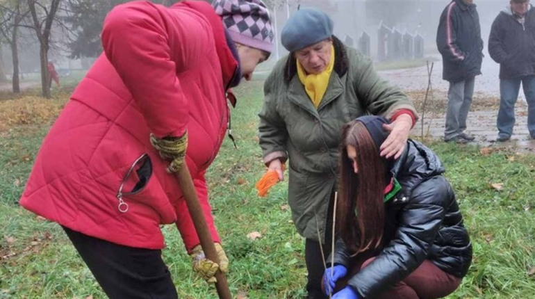 Жовтоводські ліквідатори висадили калину на честь деокупації Херсона