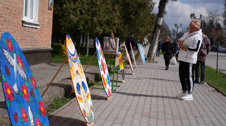 У Барі відкрили великодню благодійну виставку писанок, створених учнями ліцею №2