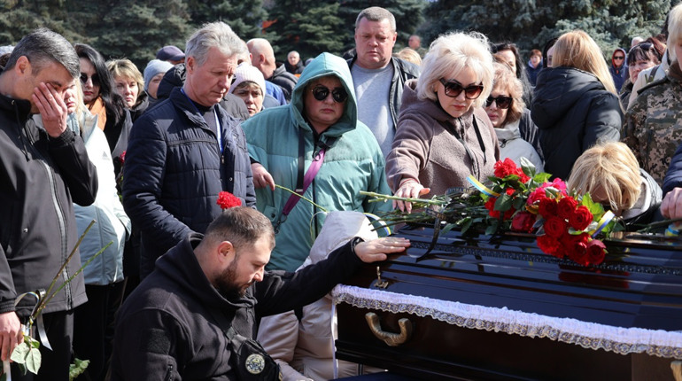У Південноукраїнську попрощалися із сержантом Миколою Гузем, який загинув на Запоріжжі