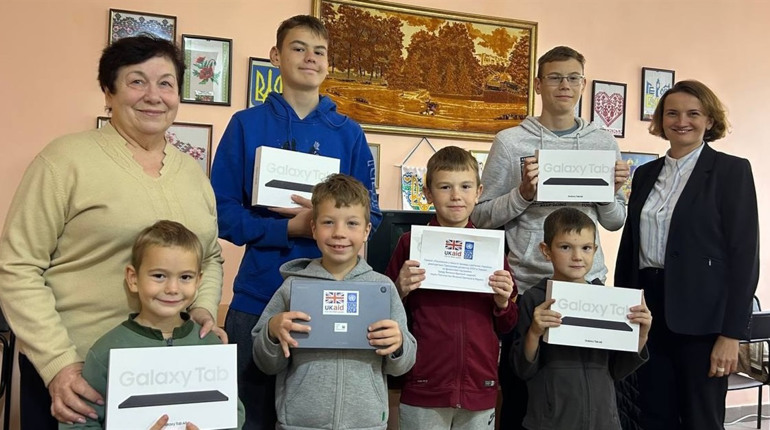 Планшети для дітей-переселенців і ліцеїстів: як налагоджують співпраці у сарненському «Лідері»