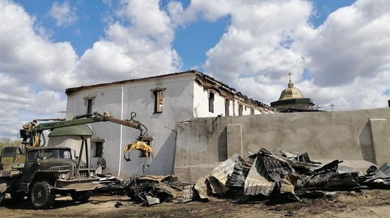 Жіночій монастирь до та після пожежі