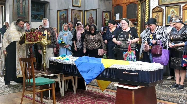 «Пішов у військо попри стан здоров'я»: в Глухові поховали Романа Гладушку (відео)