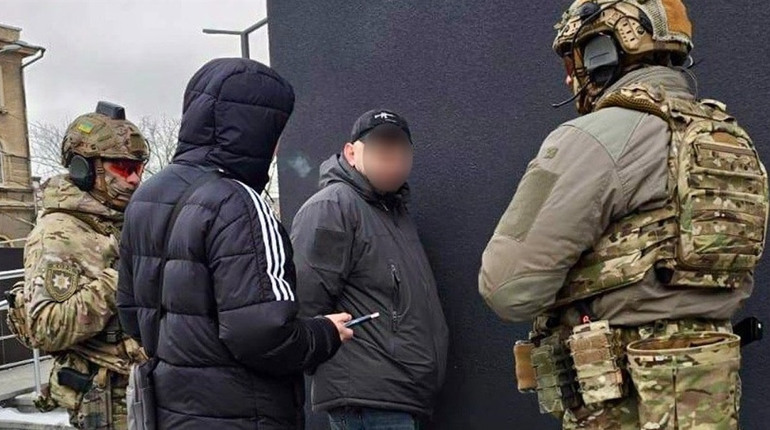 Забрав сейф разом із цінностями: у Первомайську затримали серійного «домушника»