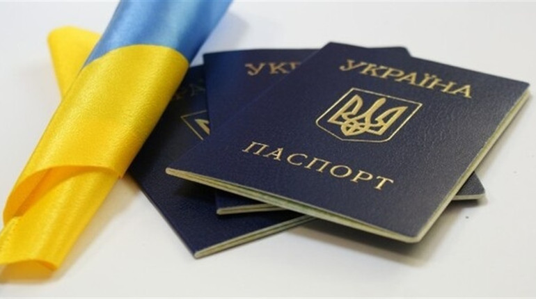 Українцям знову потрібно вклеювати фотографію в паспорт-книжечку або поміняти його на id-картку