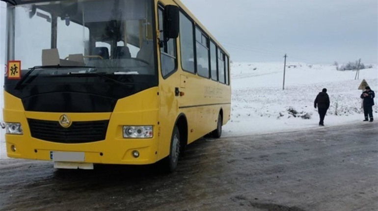 Від ранку дев'ятого січня рух транспорту на дорогах Кременеччини обмежений у зв'язку з ожеледицею