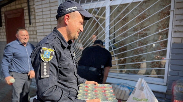 Поліцейські передали волонтерську допомогу до психоневрологічного інтернату у Шостці
