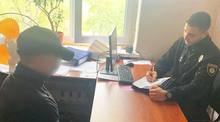 Поцупив у жінки телефон: чернігівські поліцейські затримали злодія