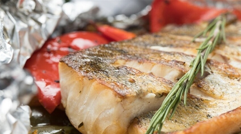 Рецепт дня: запечена риба з овочами у фользі