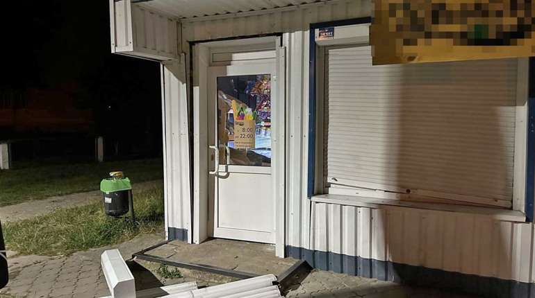 У Вараші нетверезі зловмисники викрали із магазину алкоголь. Про що мова?