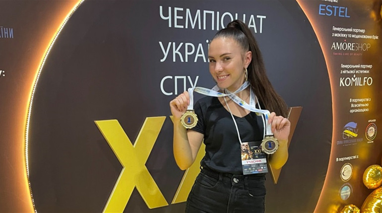 На чемпіонаті України по створенню зачісок ніжинка отримала два перші місця!