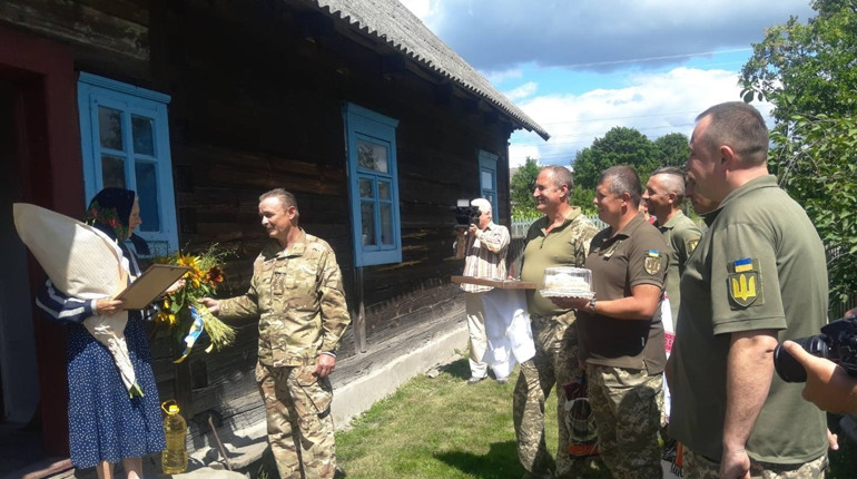 У свої 95  баба Наталя волонтерить і хоче перемоги над «путлєровцами». З ювілеєм її вітали військові