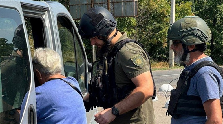 Поліція разом із волонтерами й далі евакуйовують місцевих мешканців Куп’янського району