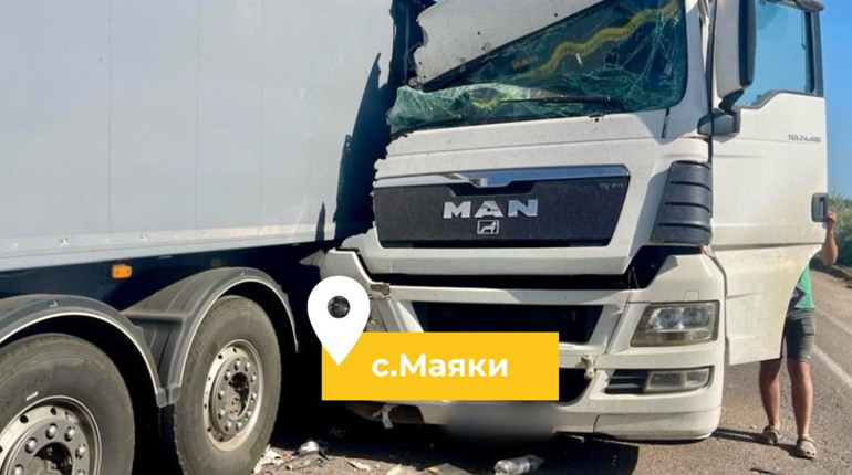 Рух біля Маяк ускладнено: на трасі Одеса-Рені зіткнулися вантажівки