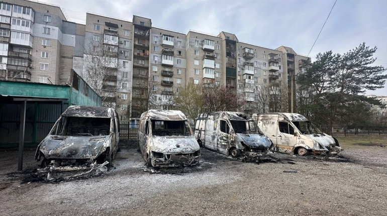 У Новій Каховці атакована автостоянка: пошкоджено 6 автомобілів