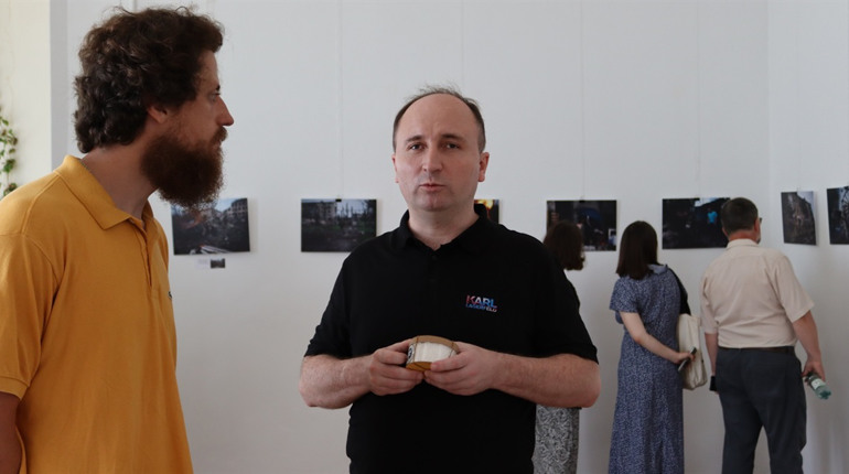 Сіль поєднала схід і захід: у Дрогобичі показали виставку фоторобіт “Соледар. Сіль. Війна”