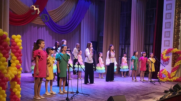 Співали і бажали Україні розквіту. На головній сцені Первомайська виступали «Нерозлучні друзі»