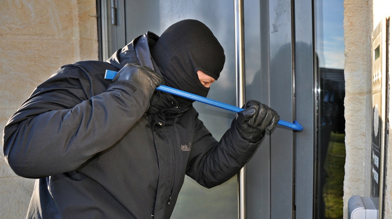 У Сватовому на одній вулиці обікрали два будинка: злочинці потрапили туди через вікна
