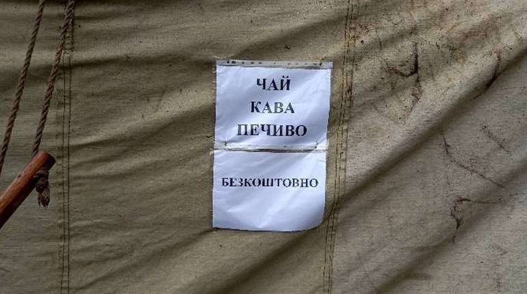Кременецькі волонтери пропонують підтримати людей, котрі в чергах до ЦНАПу