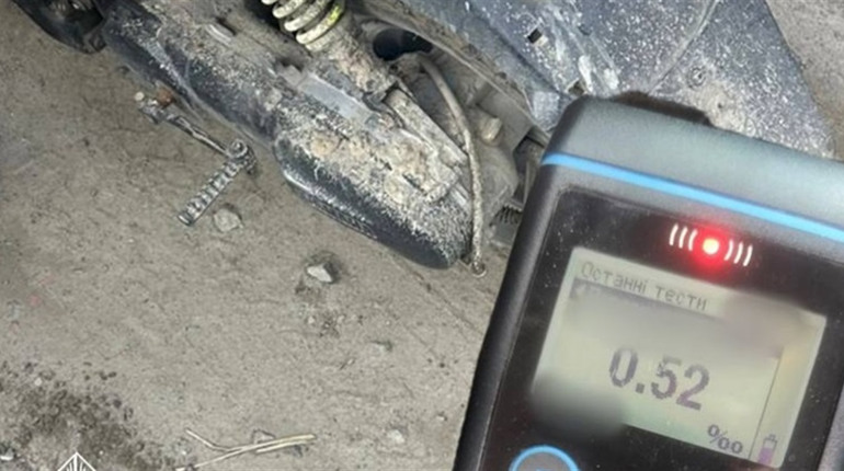 Напідпитку, без прав і з телефоном у руках: на Рокитнівщині оштрафували скутериста