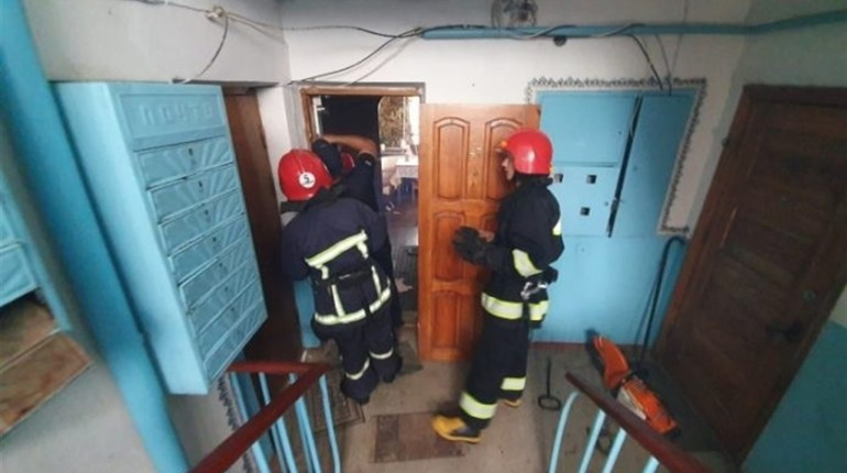 Надзвичайникам довелося відчиняти двері в квартиру, де під загрозою було життя людини
