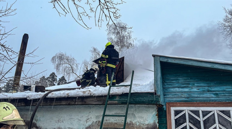У Шостці вогнеборці запобігли масштабній пожежі в житловому секторі