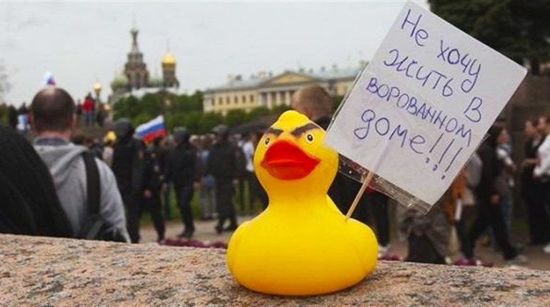 На Луганщині окупанти мінують дитячі іграшки і розкидують їх містом. Одна дитина отримала поранення