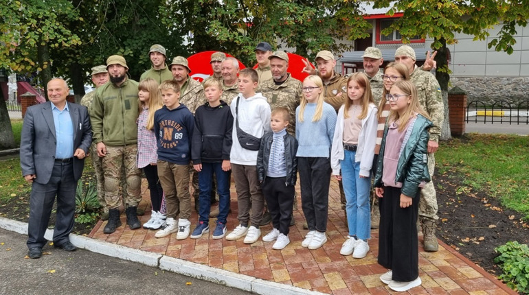 У Боровій діти продали свої іграшки, а виручені кошти передали захисникам