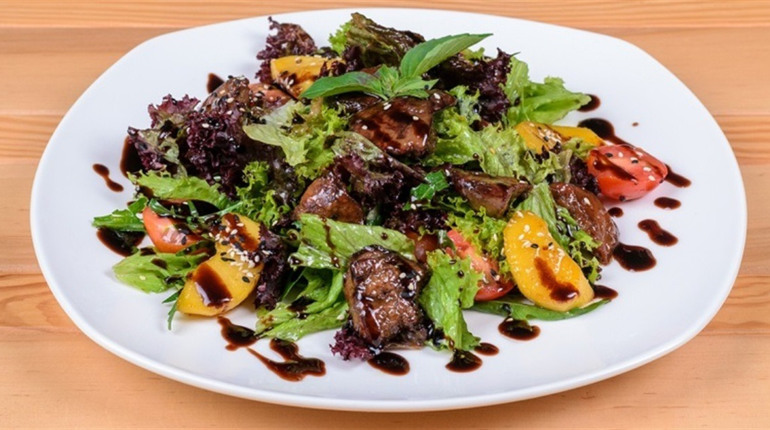 Рецепт дня: салат з курячою печінкою та апельсинами