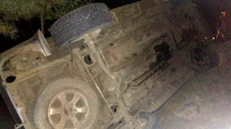 На Володимиреччині водій на позашляховику злетів у кювет. Причина - купа щебеню на дорозі