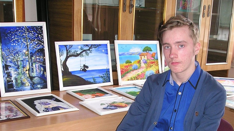 Юний художник-переселенець з Донбасу, який живе у Городці, мріє поїхати зі своїми роботами у Париж