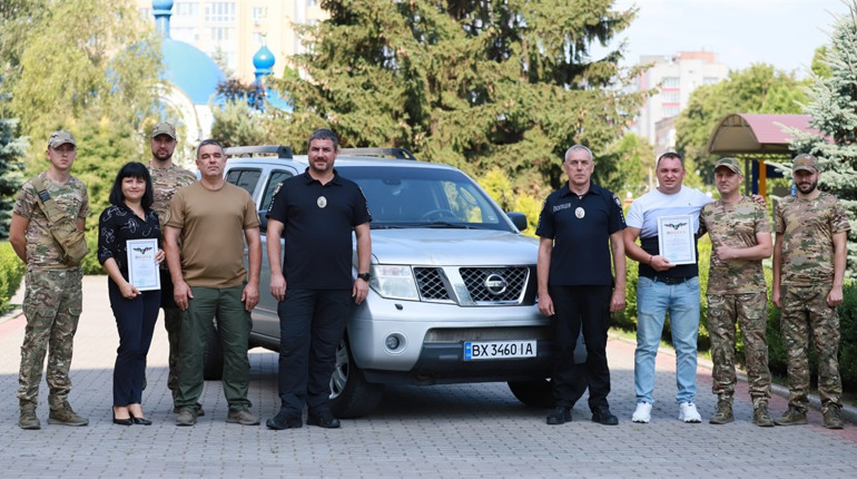 Поліцейські з Хмельниччини відправляються на Схід. Городоччани передали їм позашляховик