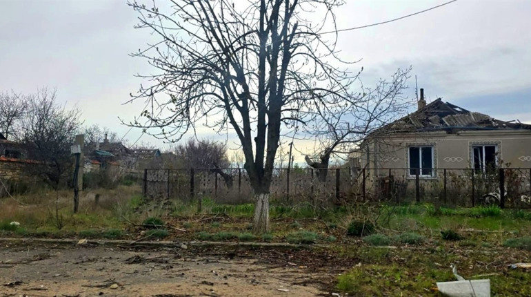 На Херсонщині російські терористи поцілили у житлові квартали та навчальний заклад