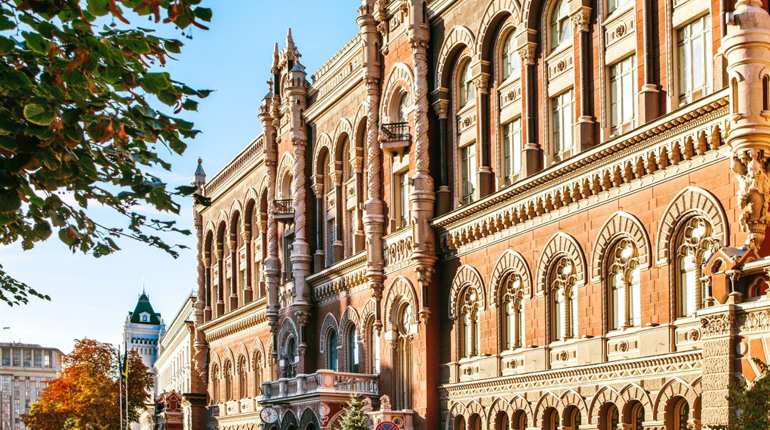 Українські банки не мають права вимагати довідку переселенця у кримчан