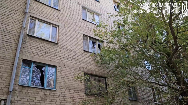 На Херсонщині окупанти поцілили у критичну інфраструктуру, автоцентр, житлові будинки