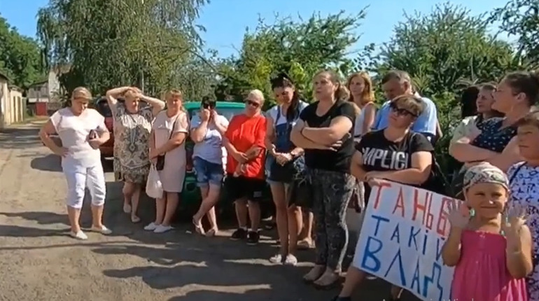 У Дачному мітингували мешканці та вимагали відставки голови ОТГ: у людей немає води