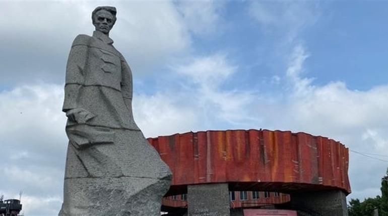Мінкульт дав “добро” на демонтаж пам’ятника Островському в Шепетівці