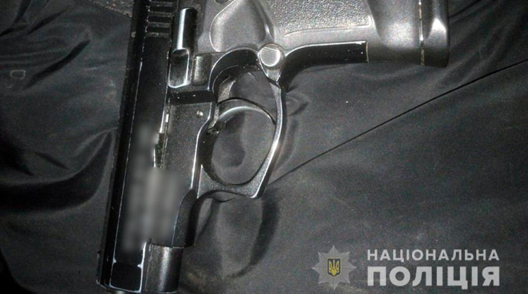 У Неполоківцях чоловік стріляв із пістолета і травмував односельців