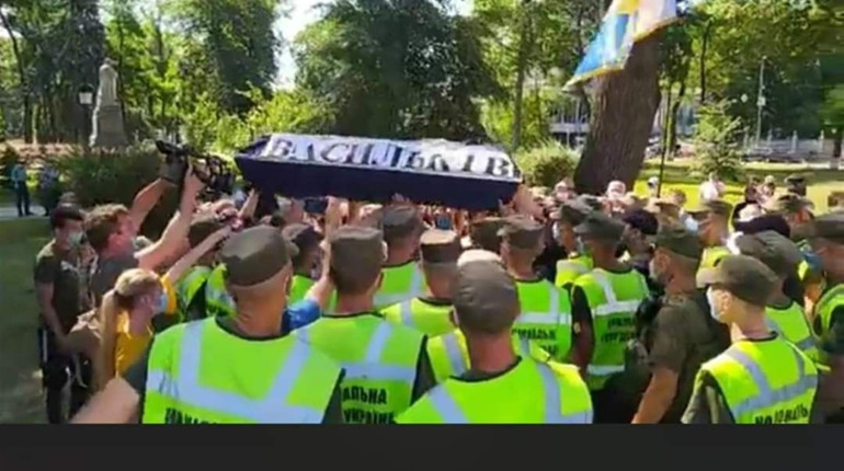 Мешканці Василькова принесли труну під Верховну Раду