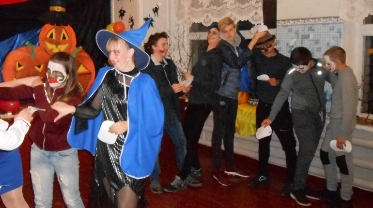 Як у Новоселівці провели вечір "Halloween party" для старшокласників та учнів середніх класів