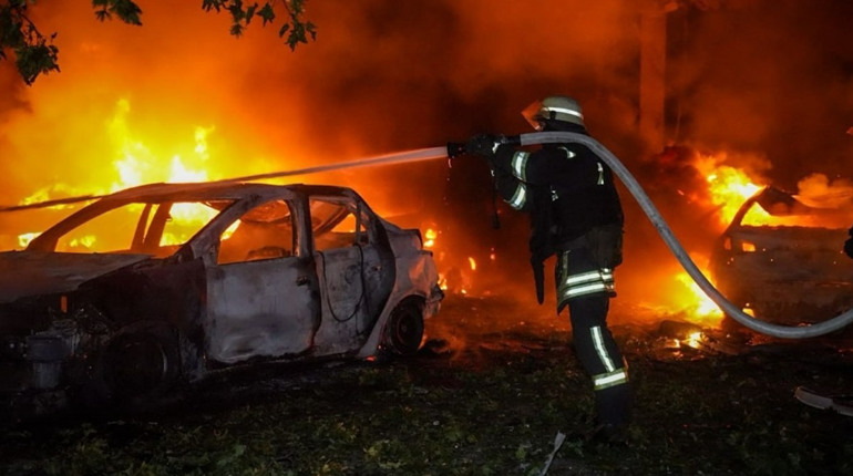 Вночі Одесу атакували безпілотниками: пошкоджено адмінбудівлю, авто і житло, є постраждалий