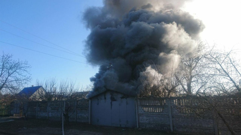 В Семеновке от огня пострадали гараж и авто
