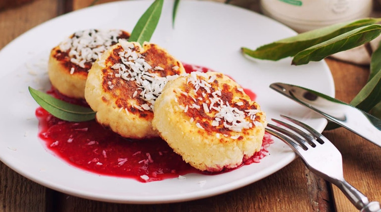 Рецепт дня: кокосові сирники з бананом