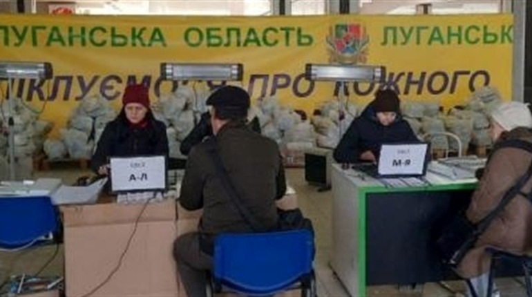 До гумхабів Сєвєродонецької громади у жовтні звернулися близько 8 тисяч ВПО. Яку допомогу отримали