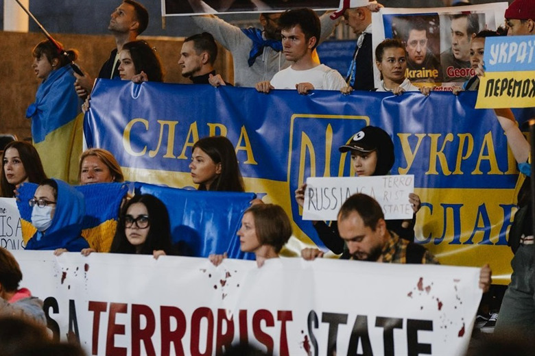 Ми не повинні мовчати: українці за кордоном вийшли на акції протесту проти масових обстрілів