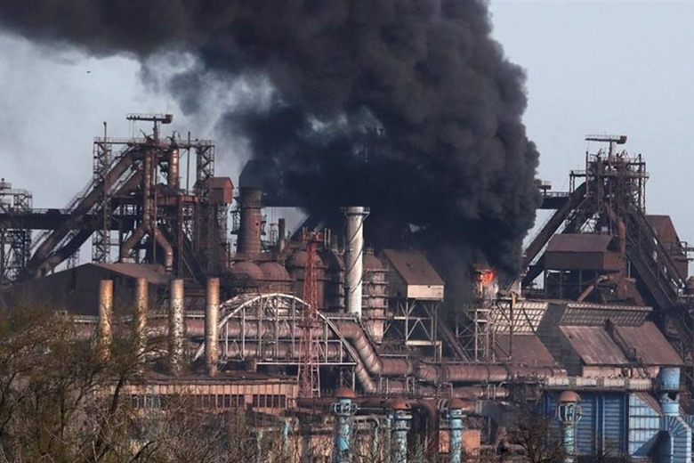 З "Азовсталі" в Маріуполі вперше евакуювали цивільних людей