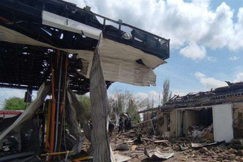Двома авіабомбами ворог знищив АЗС у Торецьку. На момент влучання на заправці були люди
